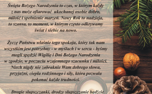 Na zdjęciu widzimy życzenia od Prezydentki Słupska z treścią jak w artykule; w tle szyszki, orzechy, gałązki świerkowe , prezent